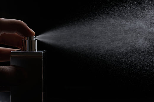 Du parfum vaporiser sur du fond noir