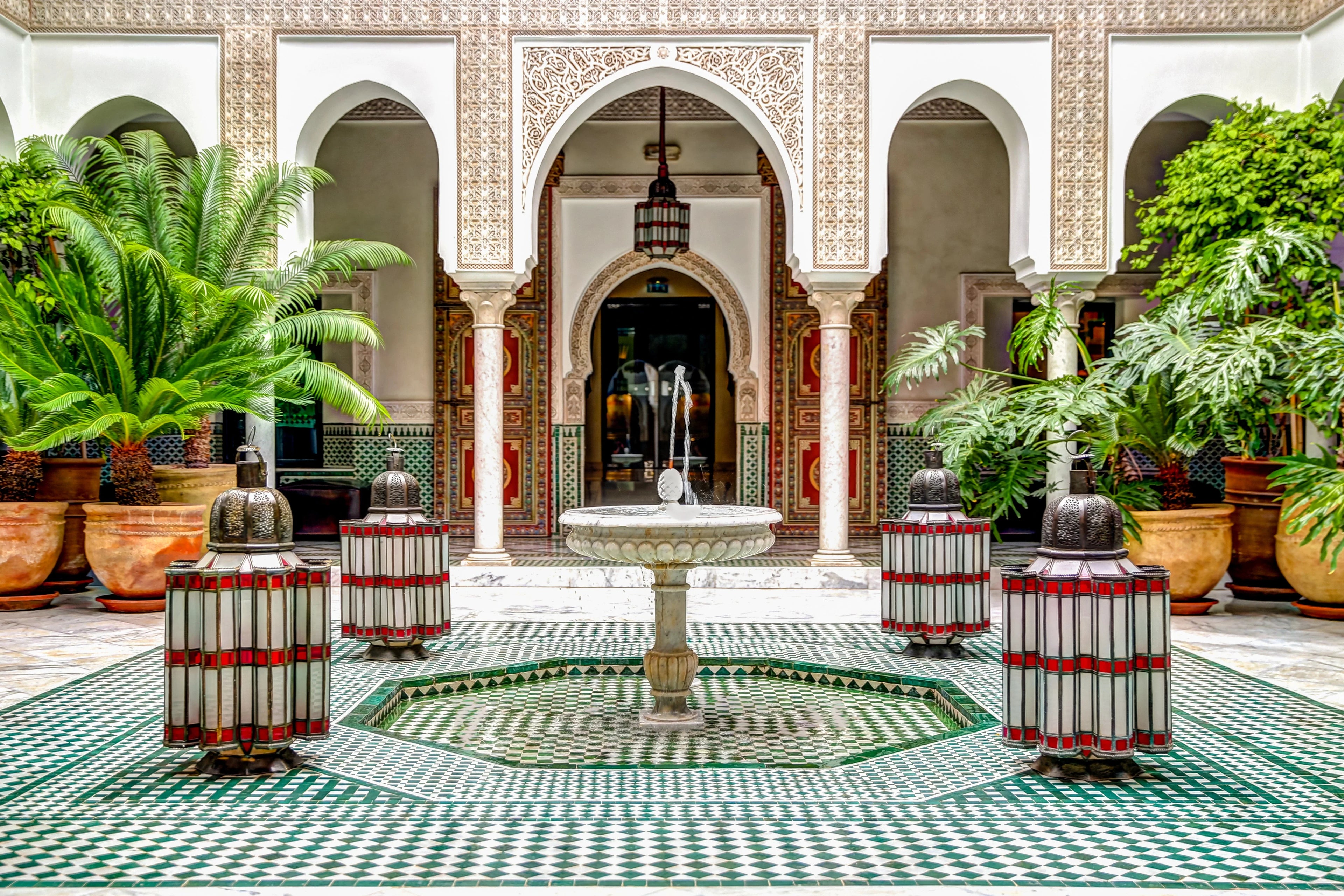 Cour intérieur du palais de la mamounia, marrakech, exemple d'art intérieur et d'artisanat marocain