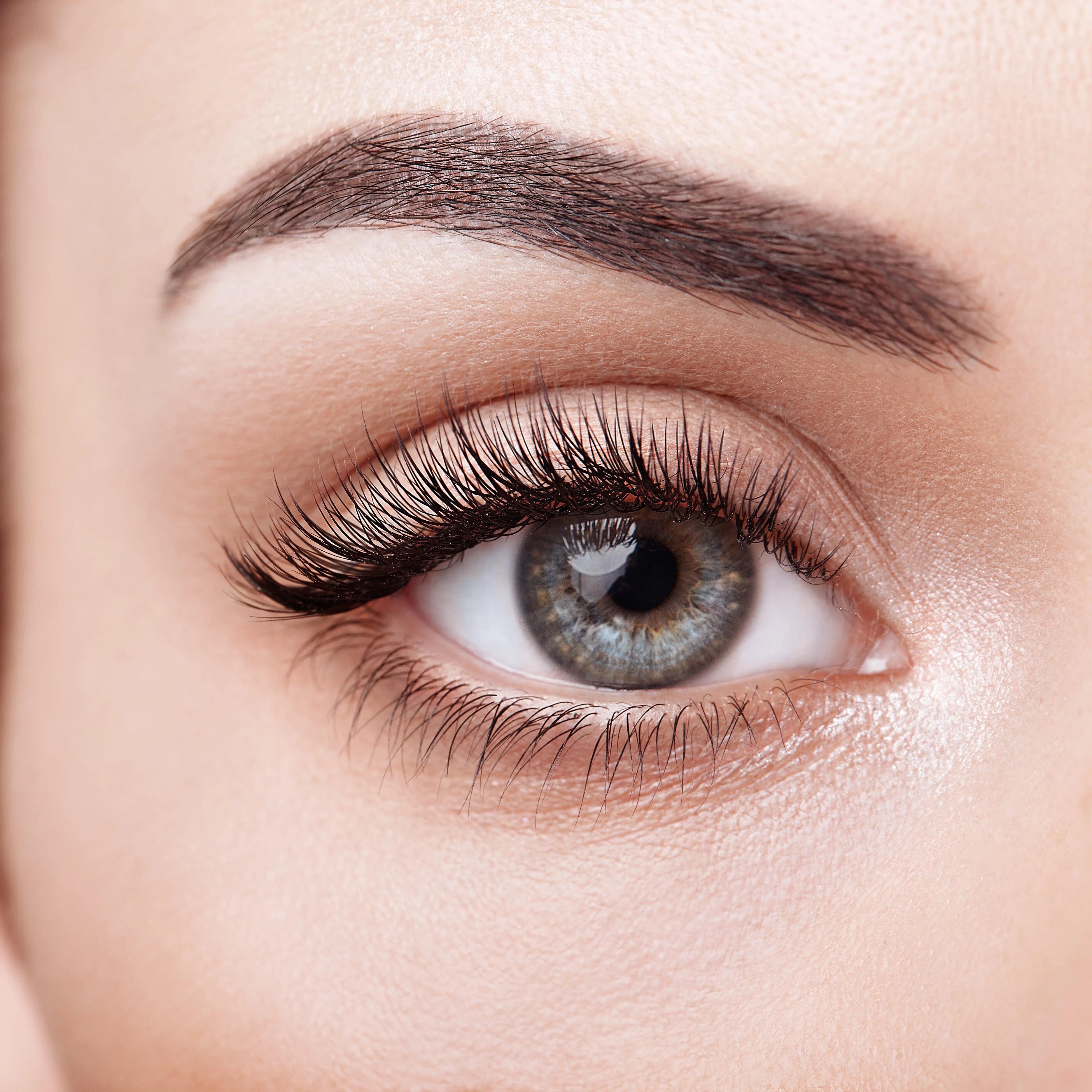 Photo des yeux d'une femme avec un maquillage des yeux naturel