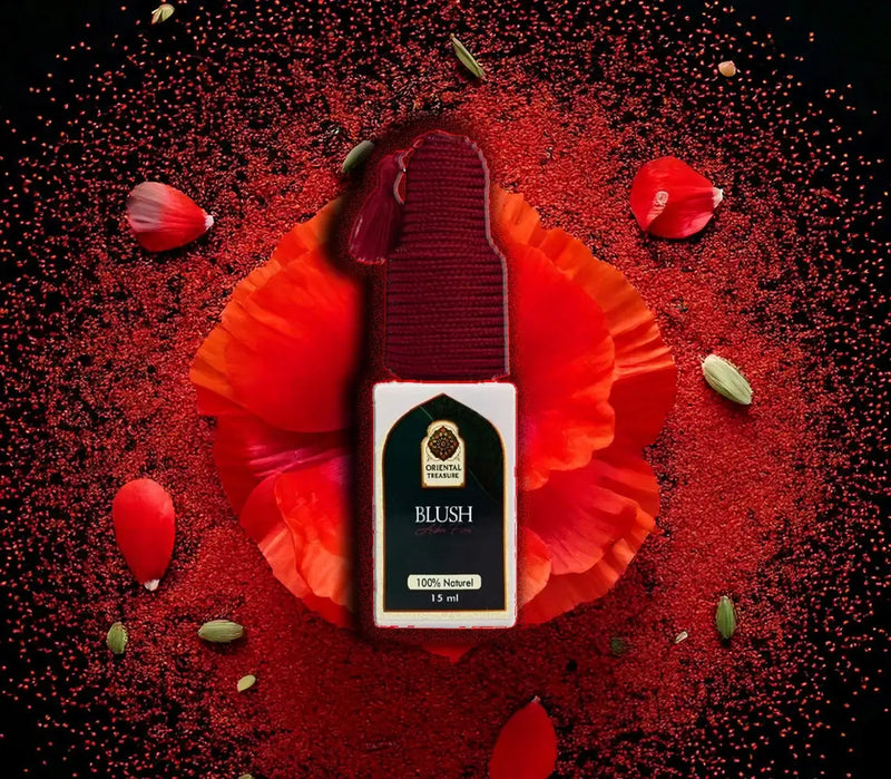 Sur fond noir flacon de blush rouge liquide à base de coquelicot et d'huile d'argan naturel inspiré du aker fassi superposé sur des coquelicots et de la poudre de coquelicots