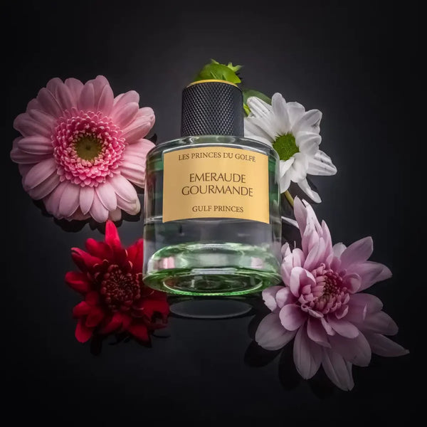 Flacon de parfum emeraude gourmande avec ses notes florales, le jasmin blanc, la bergamote et du patchouli