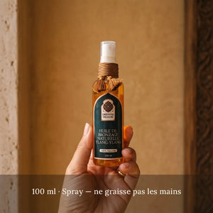 Flacon d'huile de bronzage carotte et argan 100 ml en main