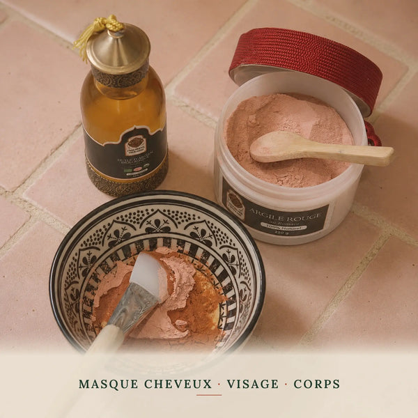 Argile rouge au romarin mélangée à l'huile d'argan biologique dans un bol marocain