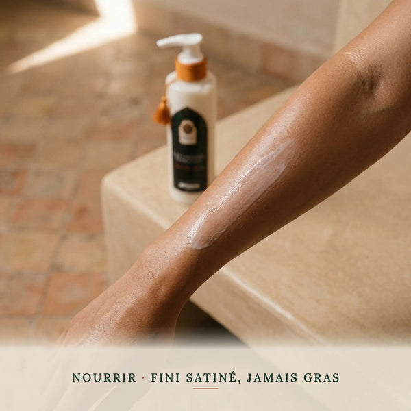 Lait corporel hydratant argan et fleur d'oranger appliqué sur l'avant-bras, fini satiné
