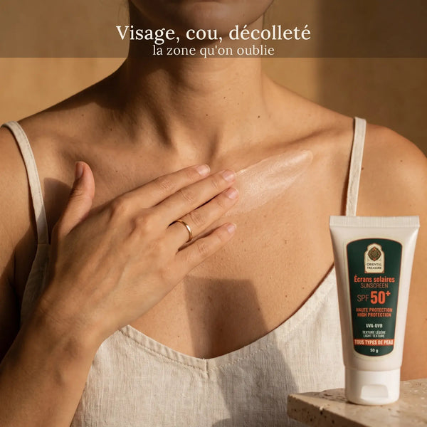 Application de la crème solaire SPF 50+ sur le visage et le décolleté